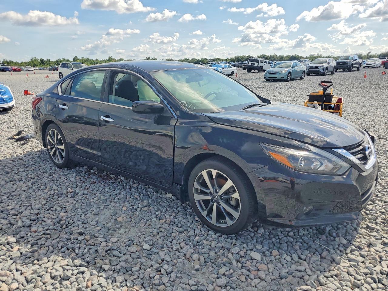 2017 Nissan Altima 2.5 Sr - Image 4