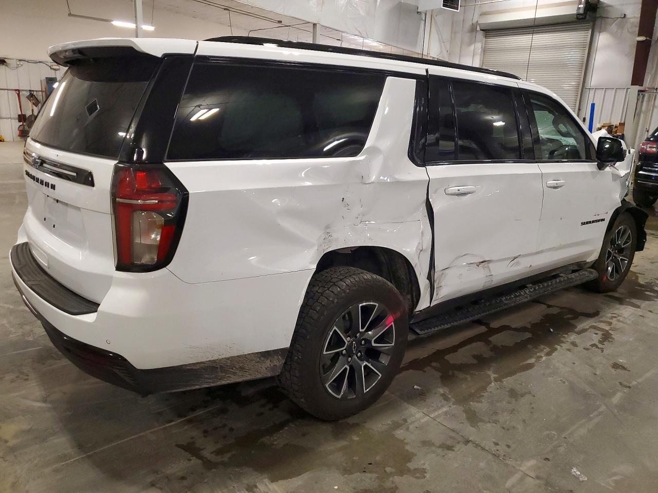 2023 Chevrolet Suburban - Фото 3