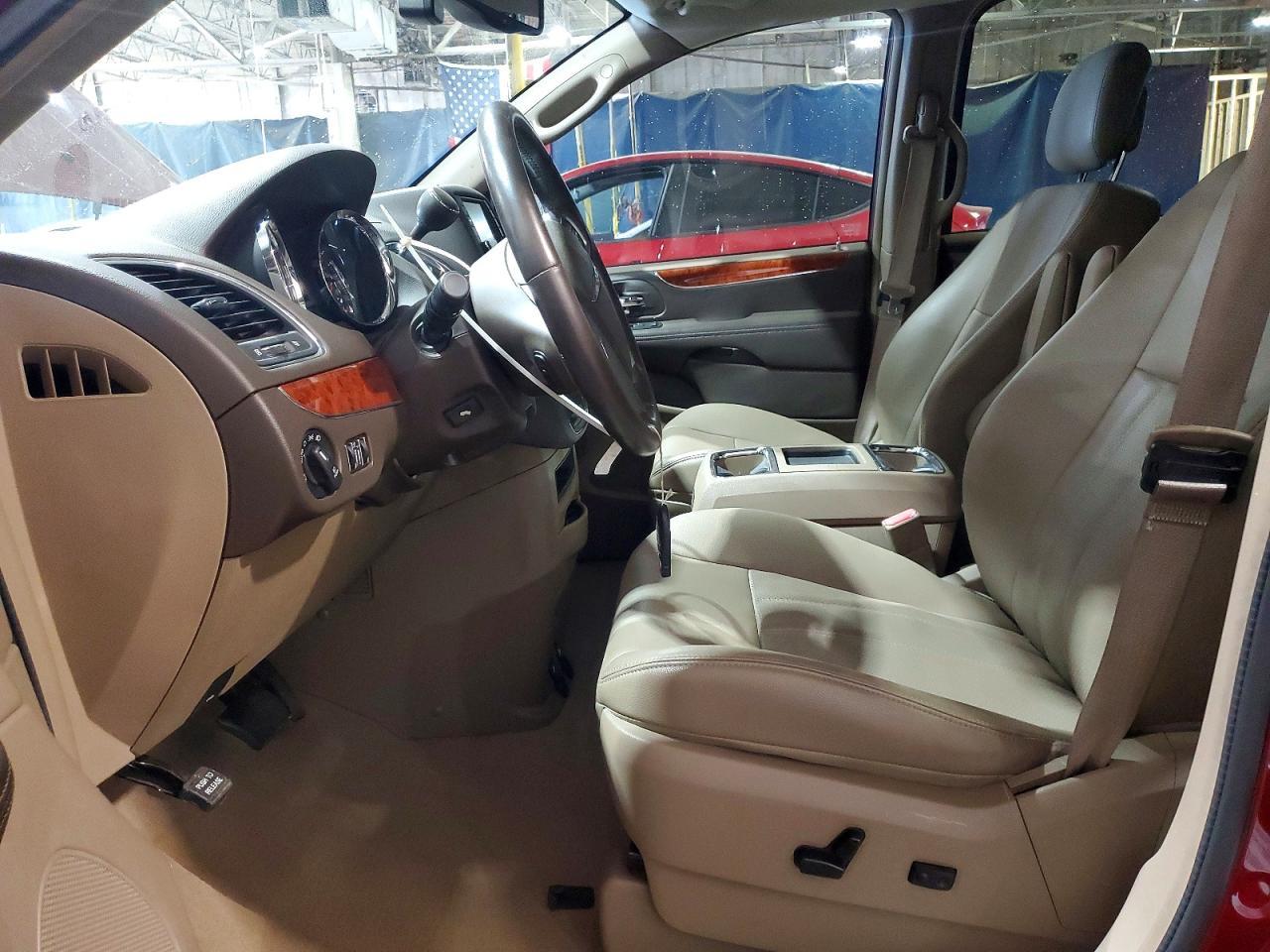 2013 Chrysler Town & Country Touring L - Image 7