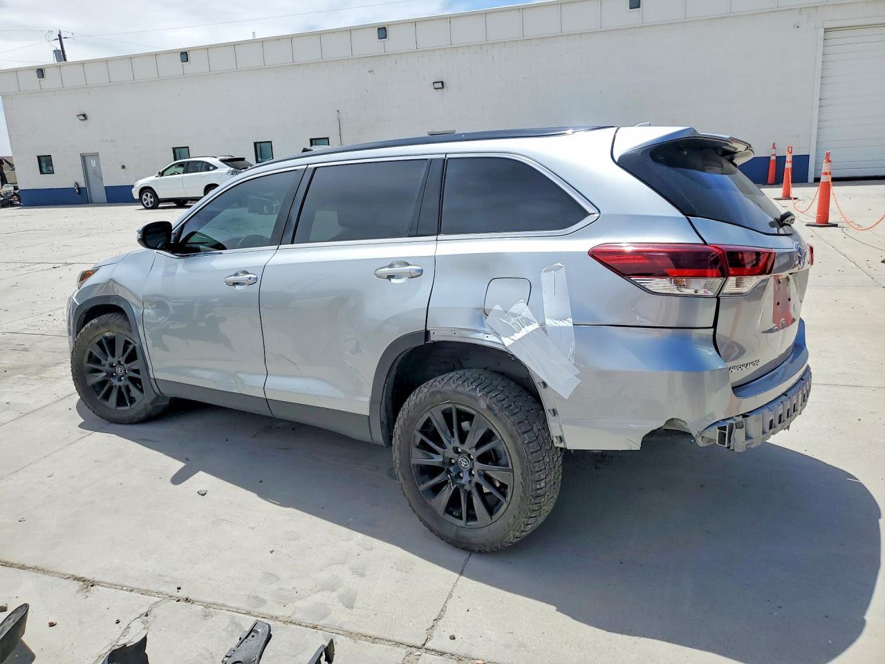 2019 Toyota Highlander Se - Image 2