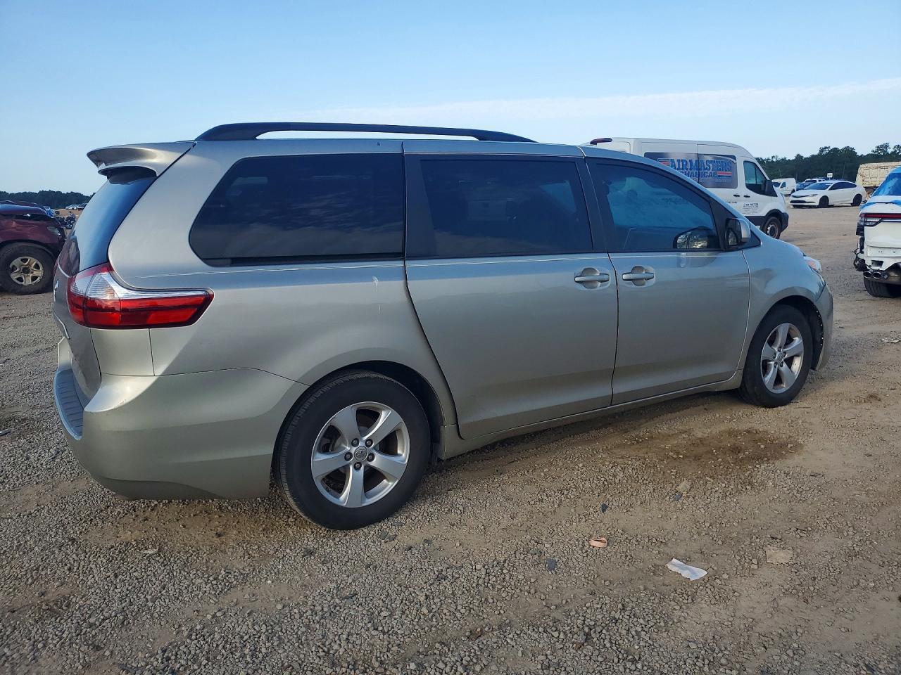 2017 Toyota Sienna Le - Фото 3