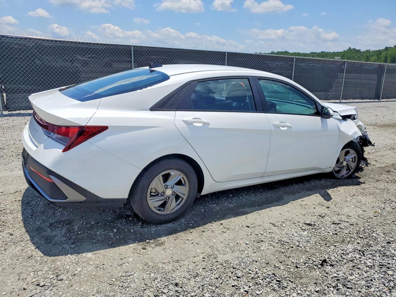 2025 Hyundai Elantra Se - Image 3