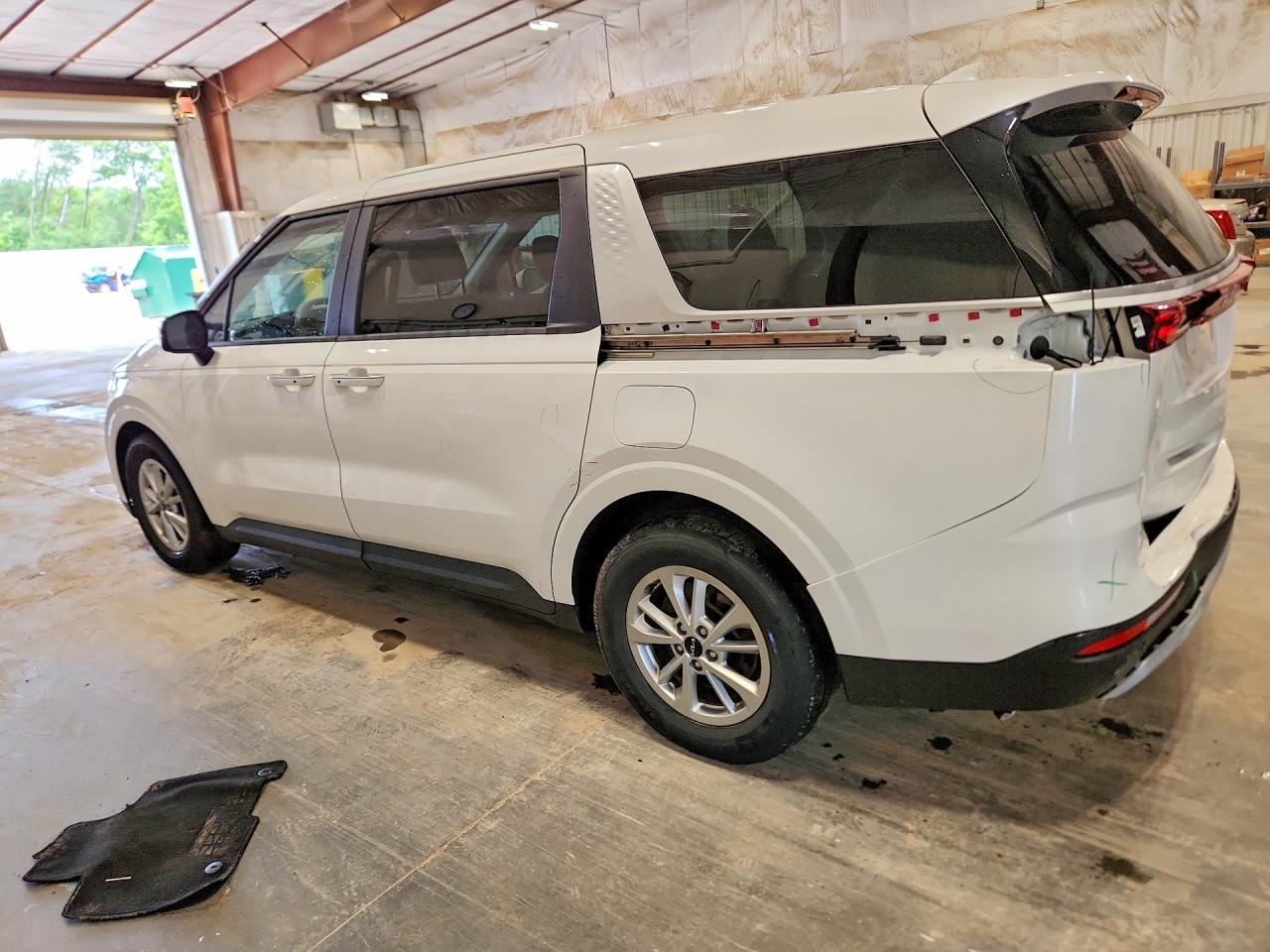 2023 Kia Carnival Lx - Image 2