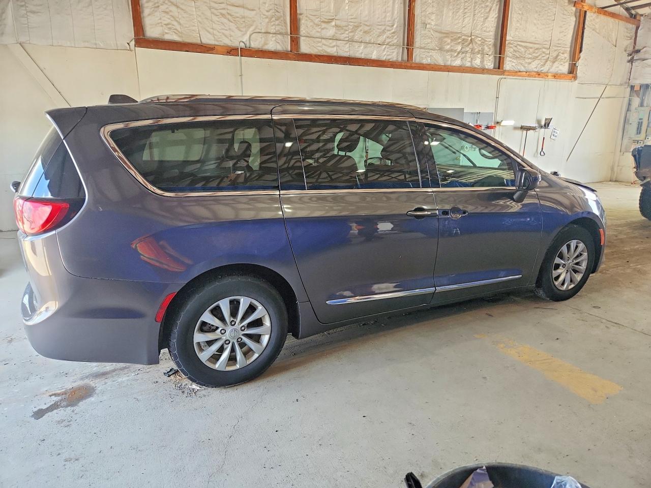 2018 Chrysler Pacifica Touring L - Фото 3