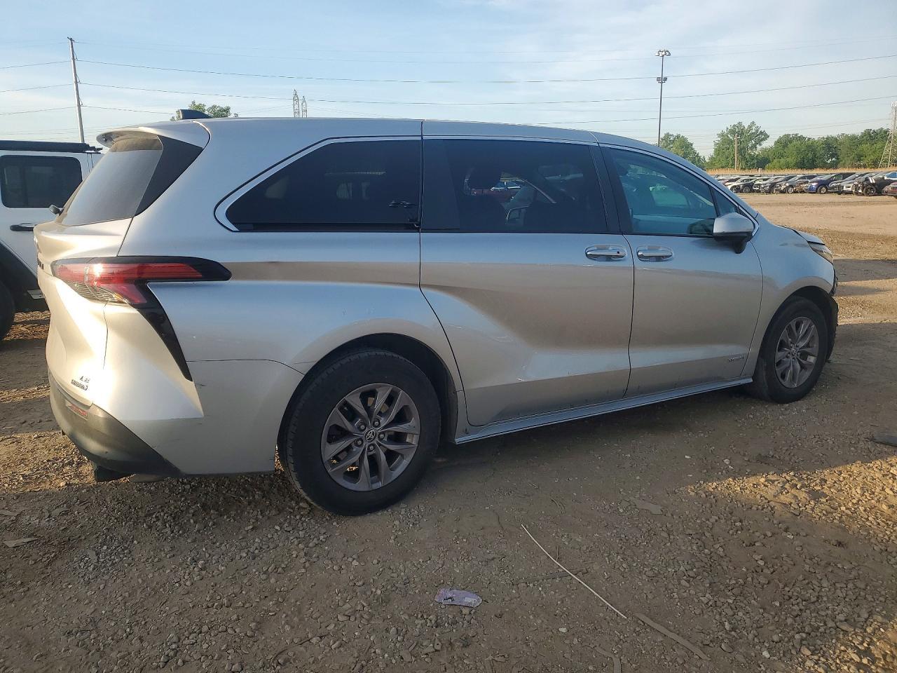 2021 Toyota Sienna Le - Image 3