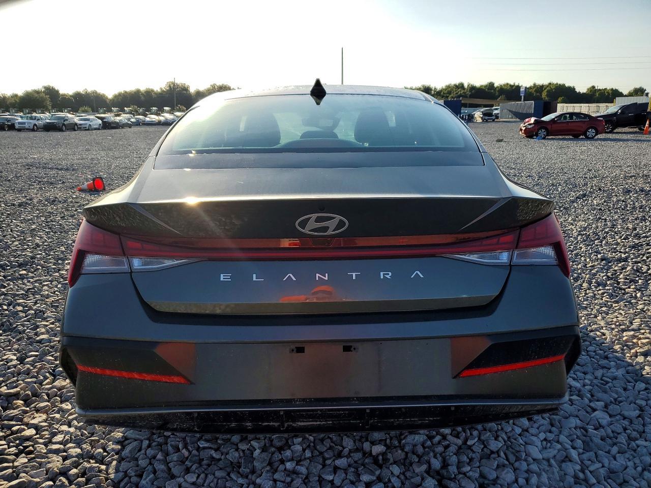 2025 Hyundai Elantra Sel - Image 6