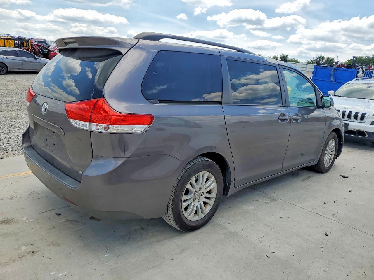 2013 Toyota Sienna Xle 8-Passenger - Image 3