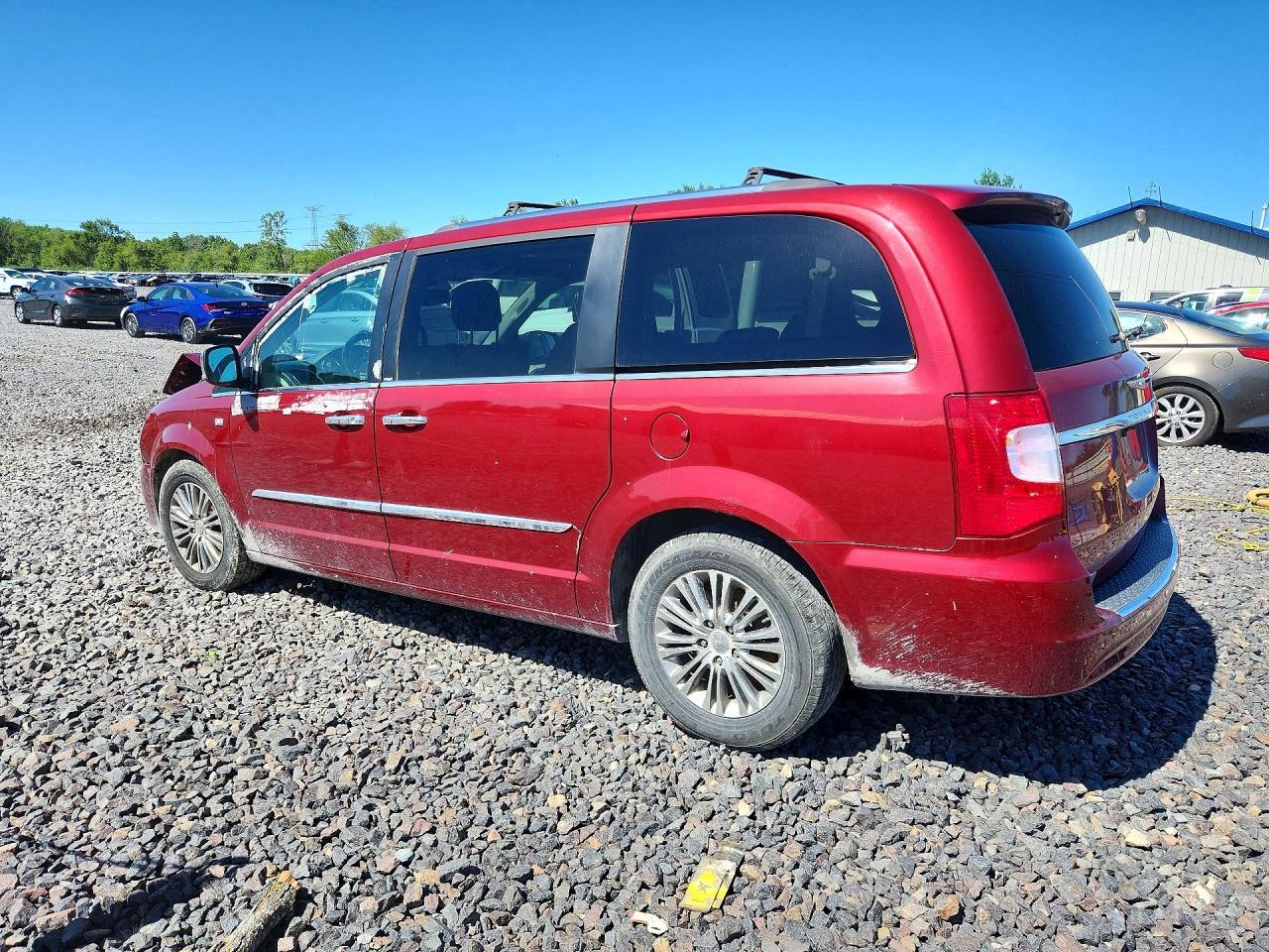 2014 Chrysler Town & Country Touring L - Фото 2
