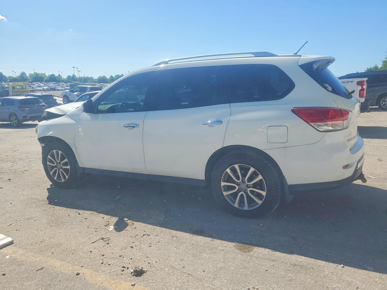 2016 Nissan Pathfinder S - Image 2