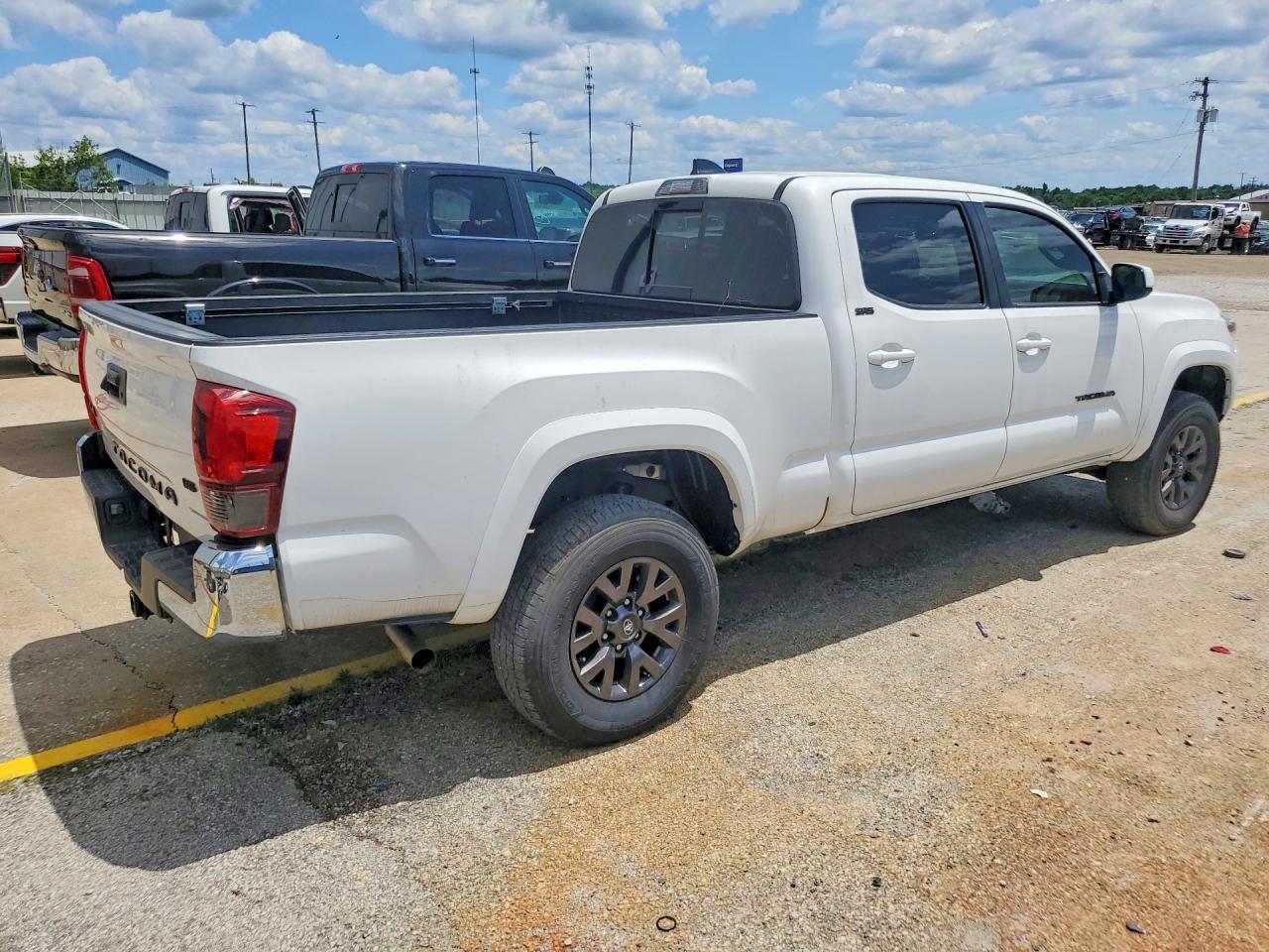 2022 Toyota Tacoma Sr5 V6 - Image 3