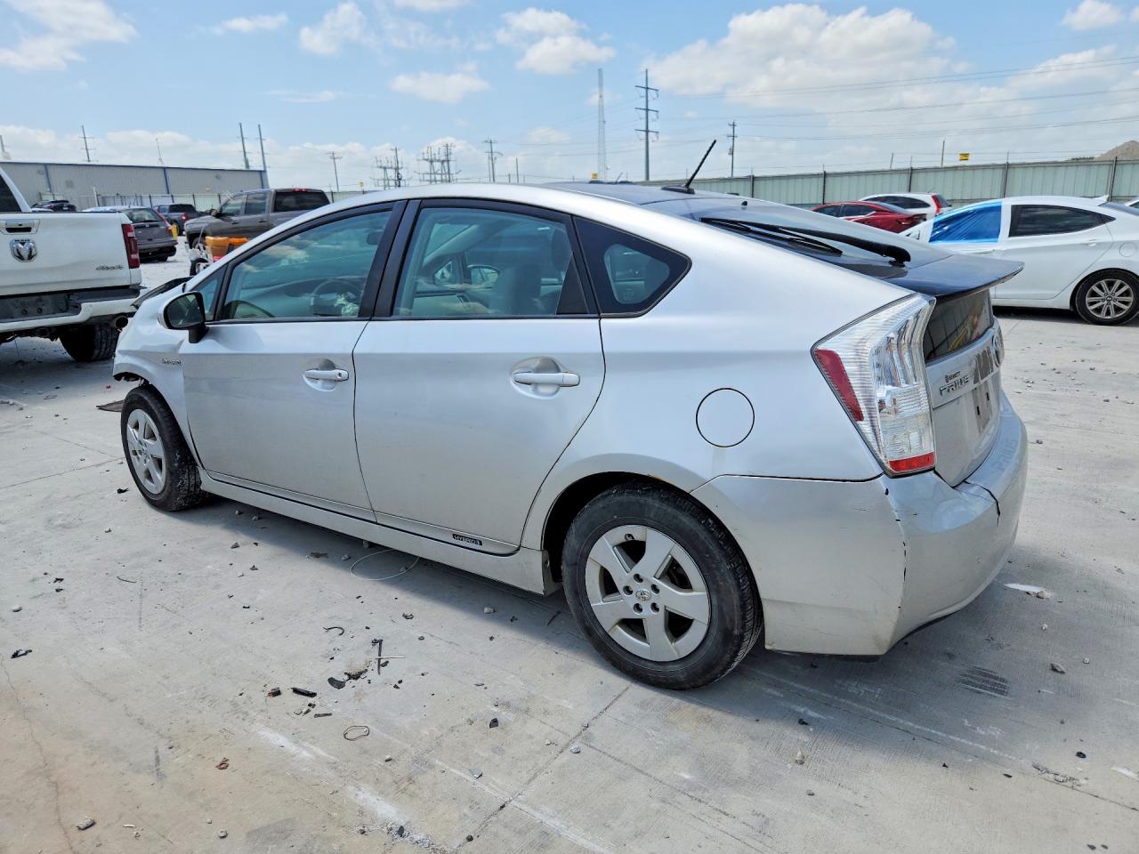 2011 Toyota Prius - Image 2