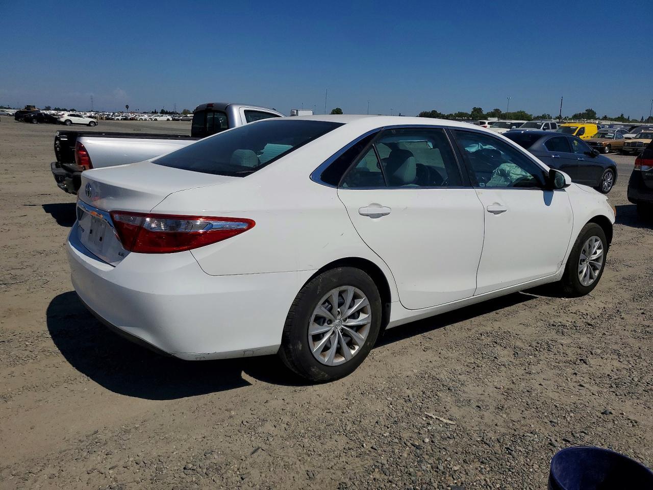 2015 Toyota Camry Le - Фото 3
