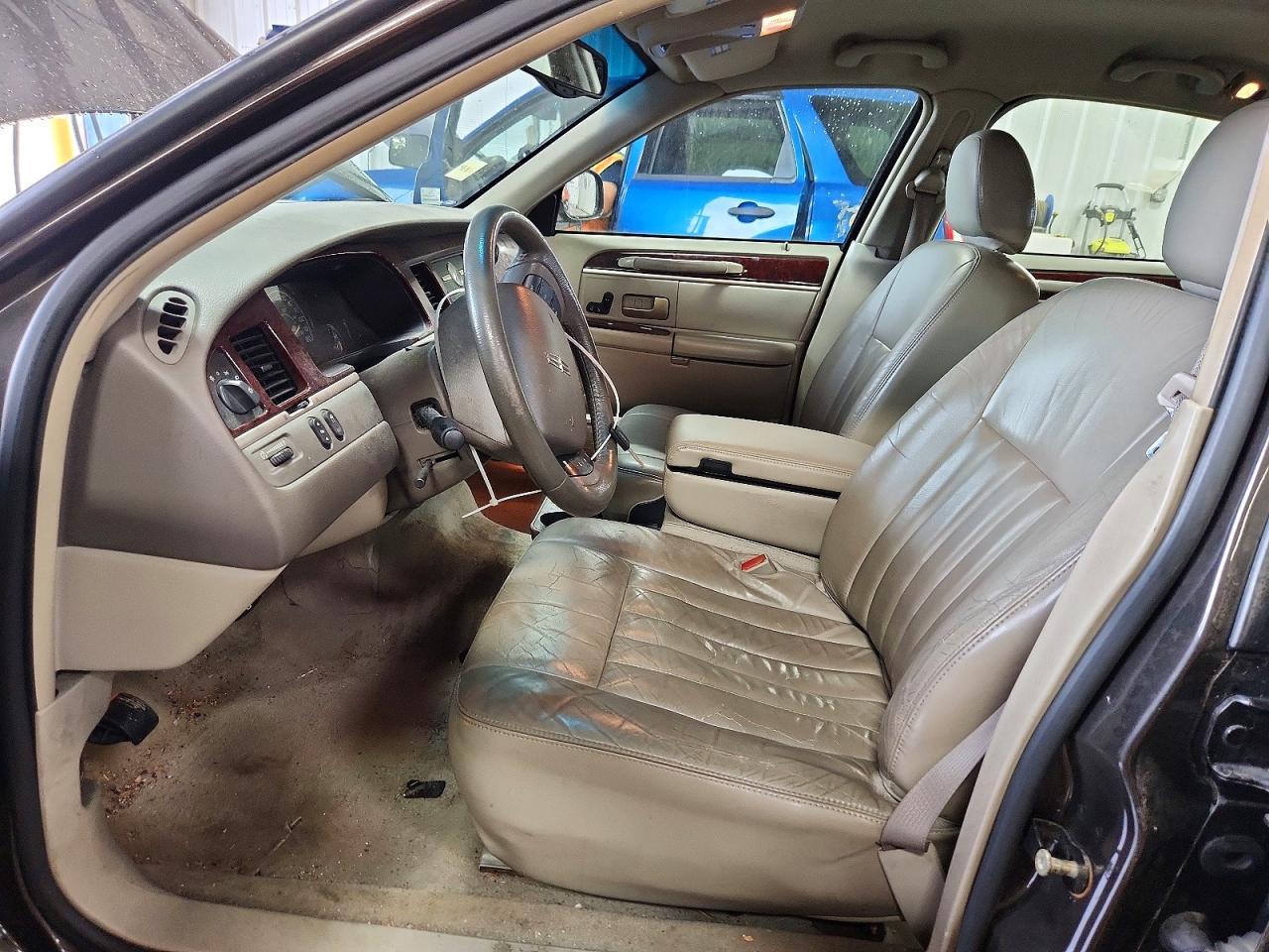 2005 Lincoln Town Car Signature - Image 7