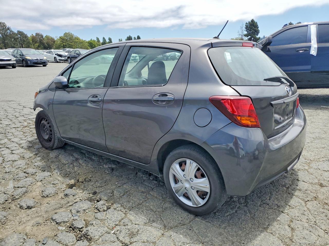 2015 Toyota Yaris 5-Door L - Фото 2