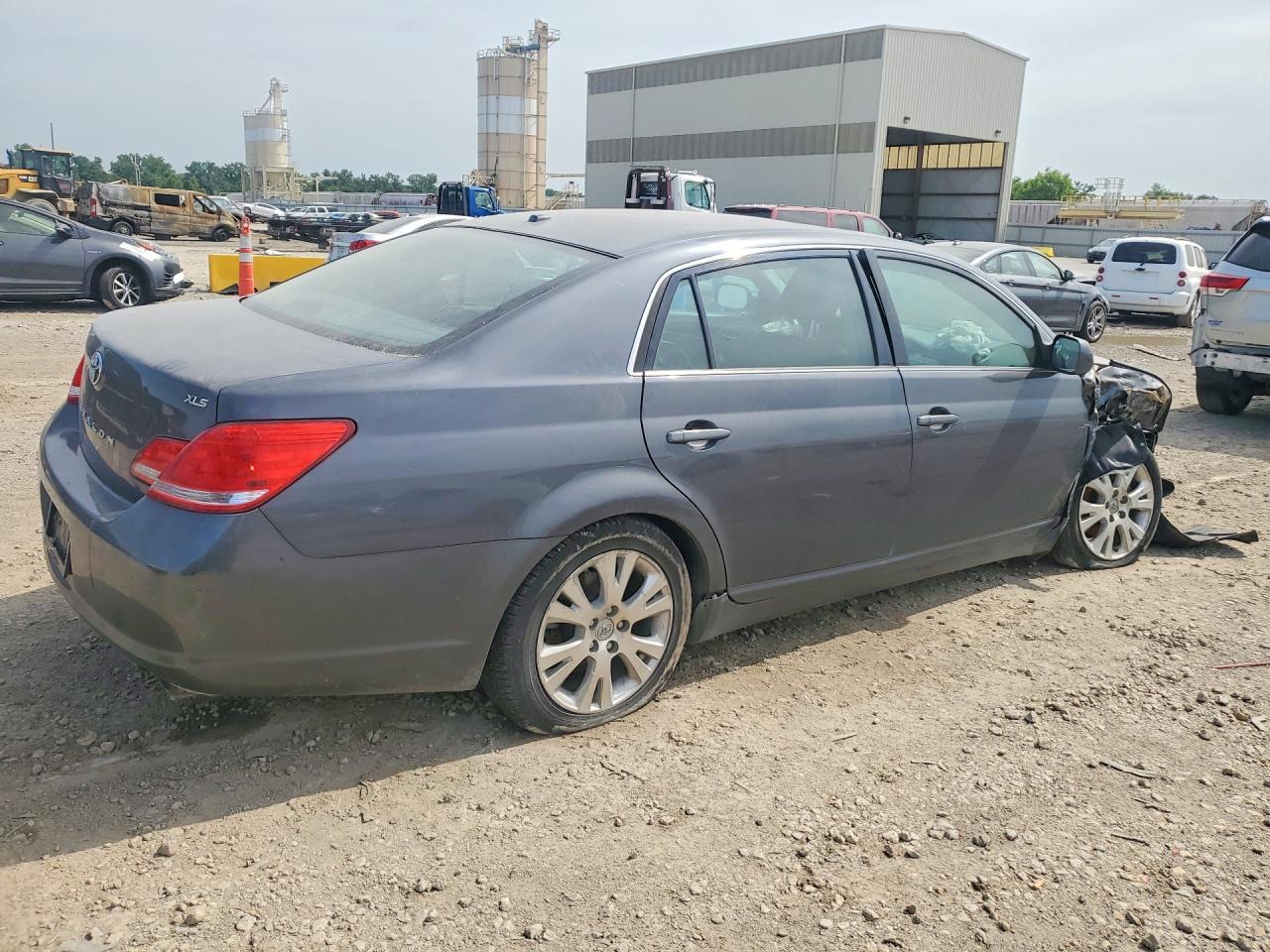 2010 Toyota Avalon Xls - Image 3