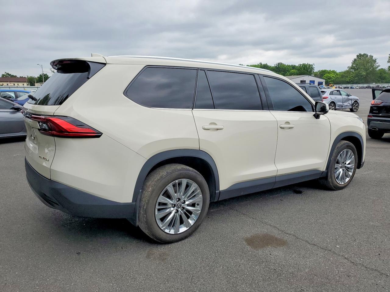 2024 Toyota Grand Highlander Platinum - Image 3