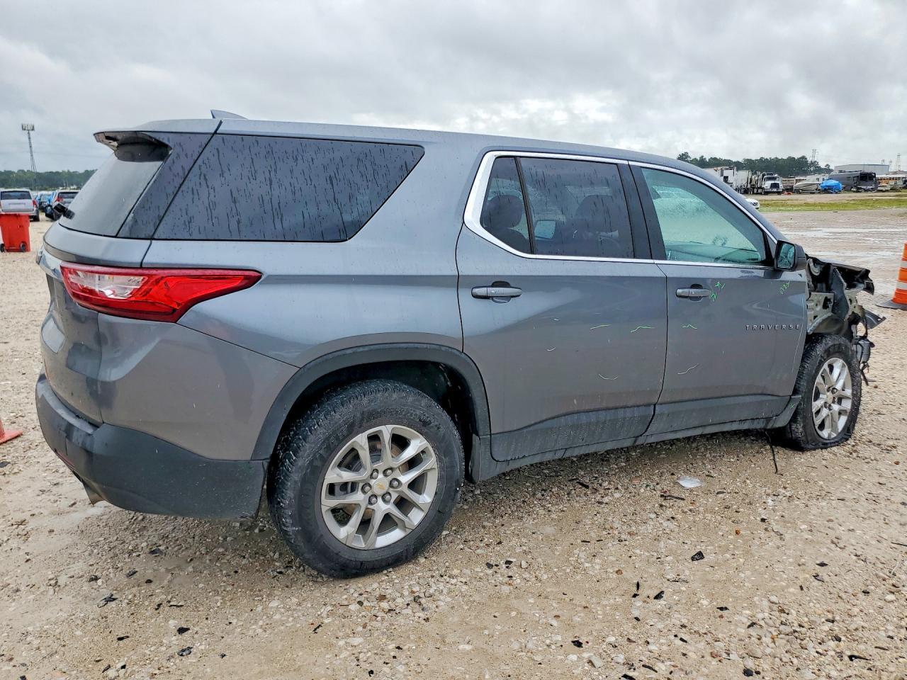 2021 Chevrolet Traverse Ls - Image 3