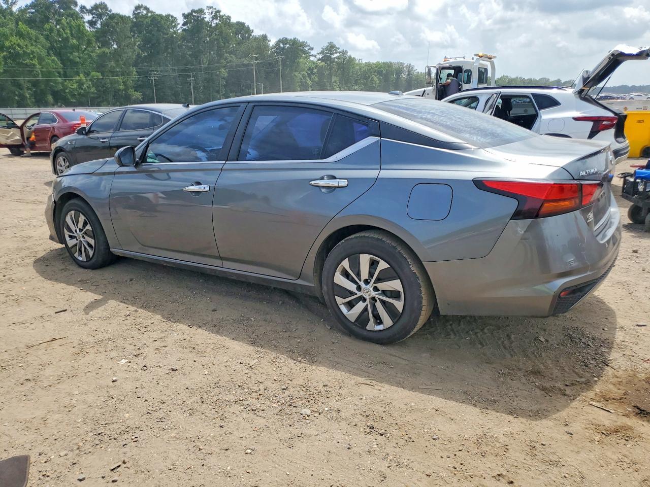 2020 Nissan Altima S - Фото 2