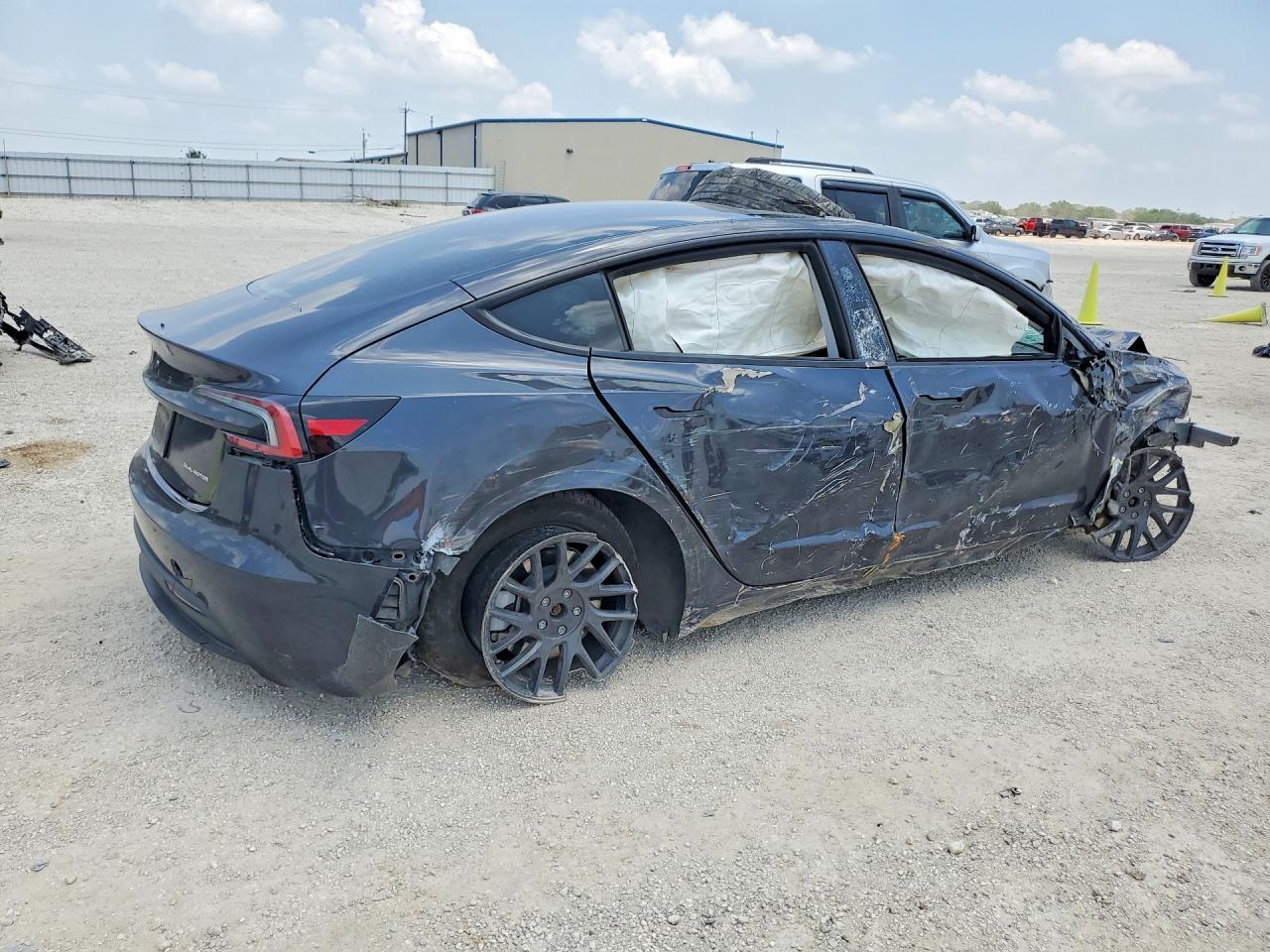 2024 Tesla Model 3 - Фото 3