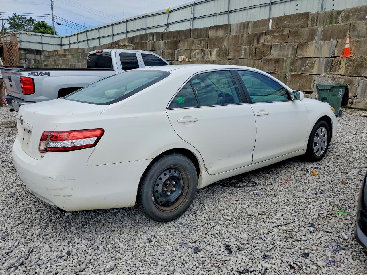 2010 Toyota Camry Le - Фото 3