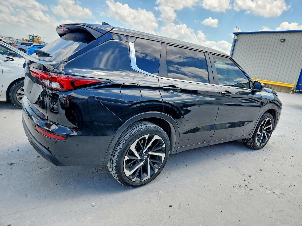 2022 Mitsubishi Outlander Es - Фото 3