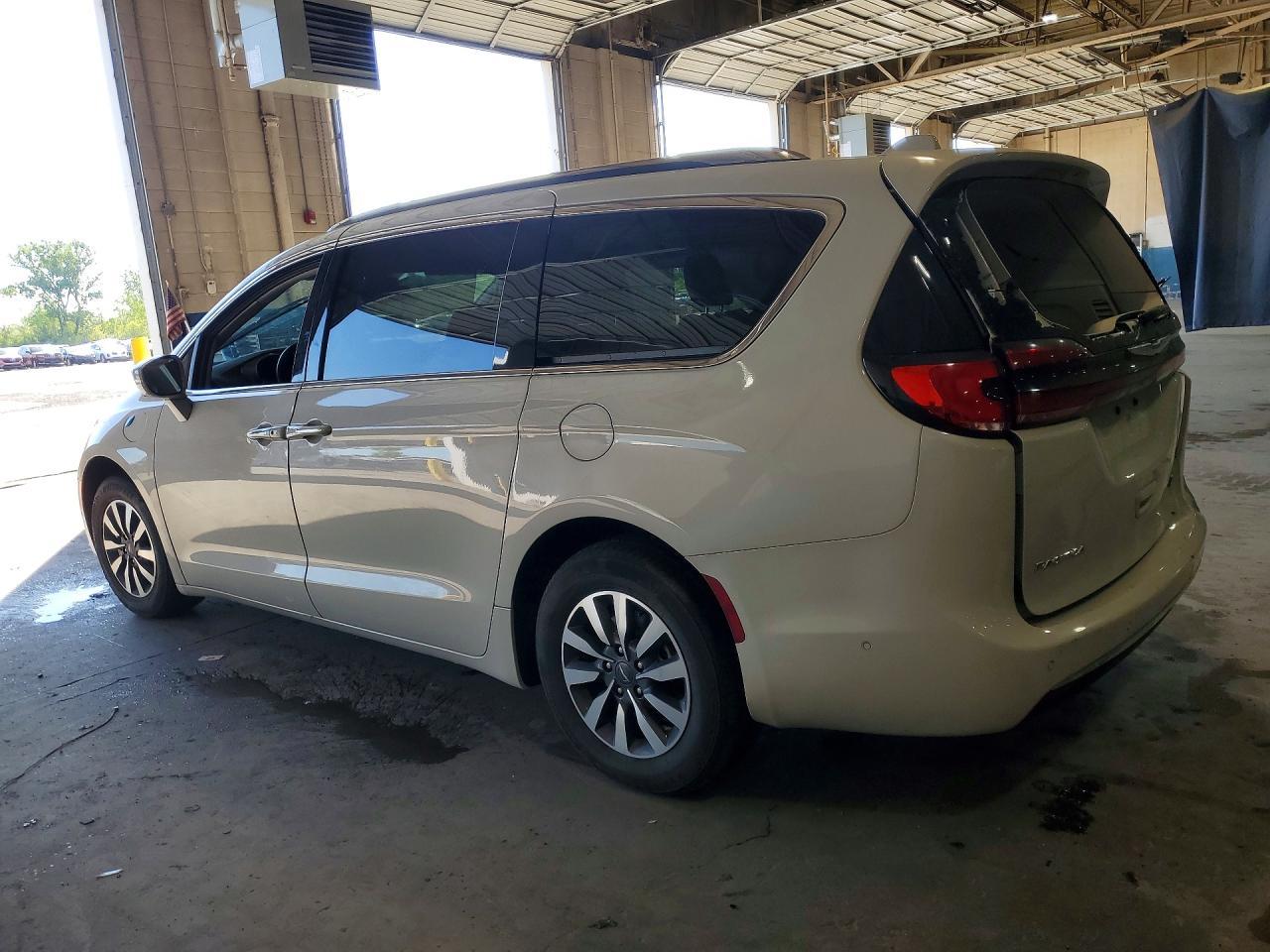 2021 Chrysler Pacifica Hybrid Touring L - Фото 2