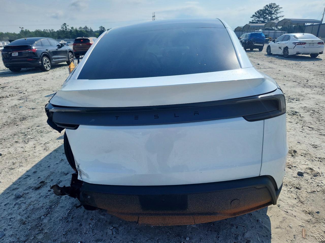 2026 Tesla Y - Фото 6