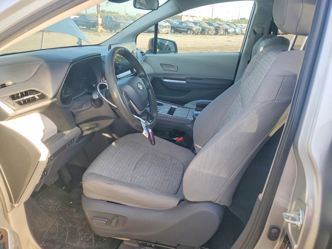2021 Toyota Sienna Le - Image 7