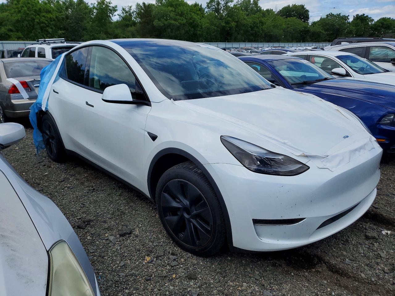 2025 Tesla Model Y - Фото 4