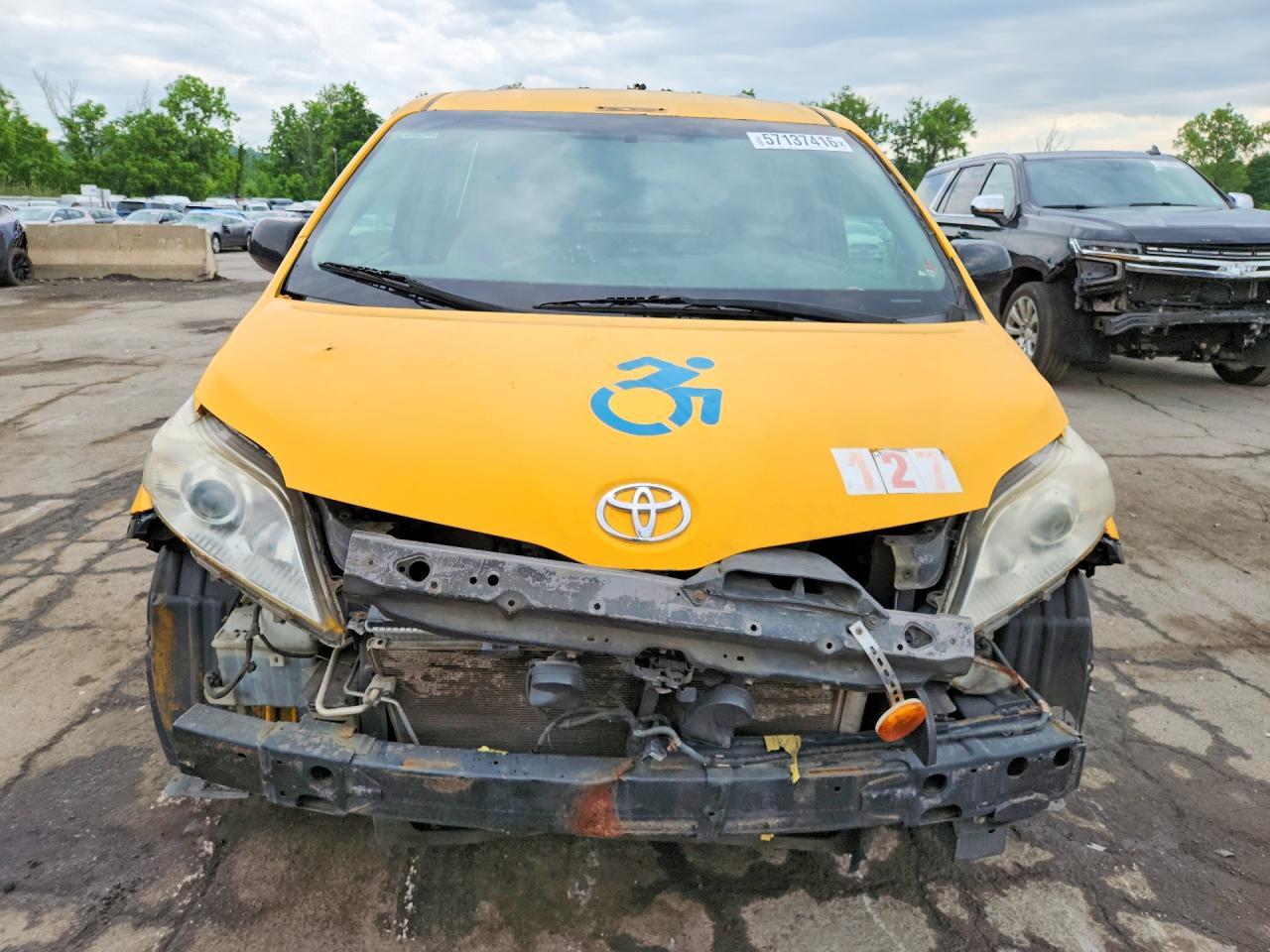 2016 Toyota Sienna Le - Image 5