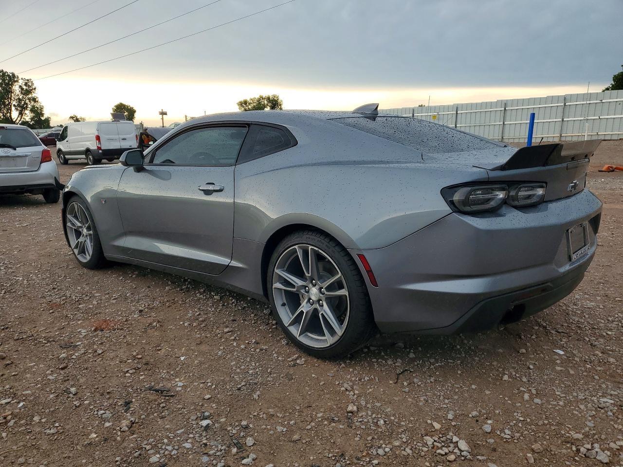 2019 Chevrolet Camaro - Фото 2