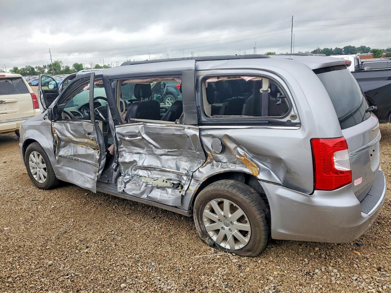 2015 Chrysler Town & Country Touring - Фото 2