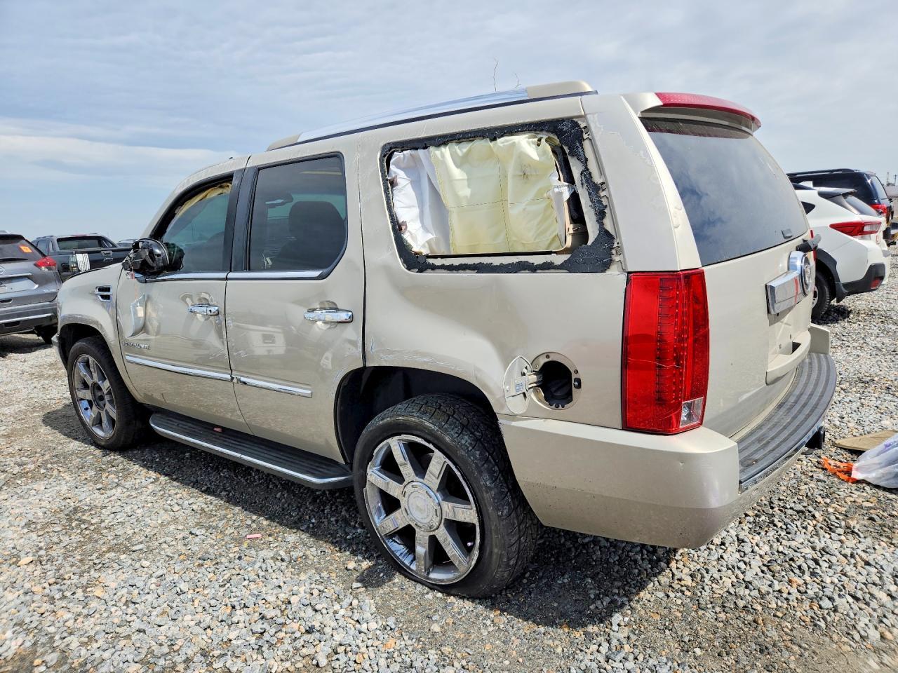 2008 Cadillac Escalade Luxury - Image 2