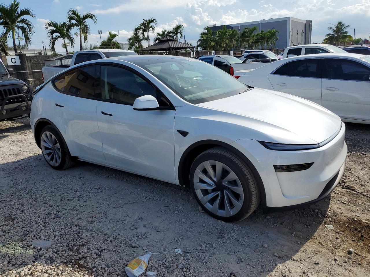 2026 Tesla Model Y - Фото 4