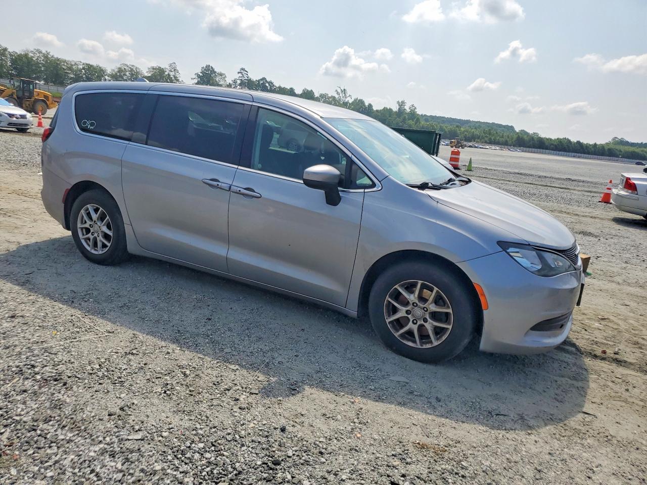 2017 Chrysler Pacifica Touring - Image 4