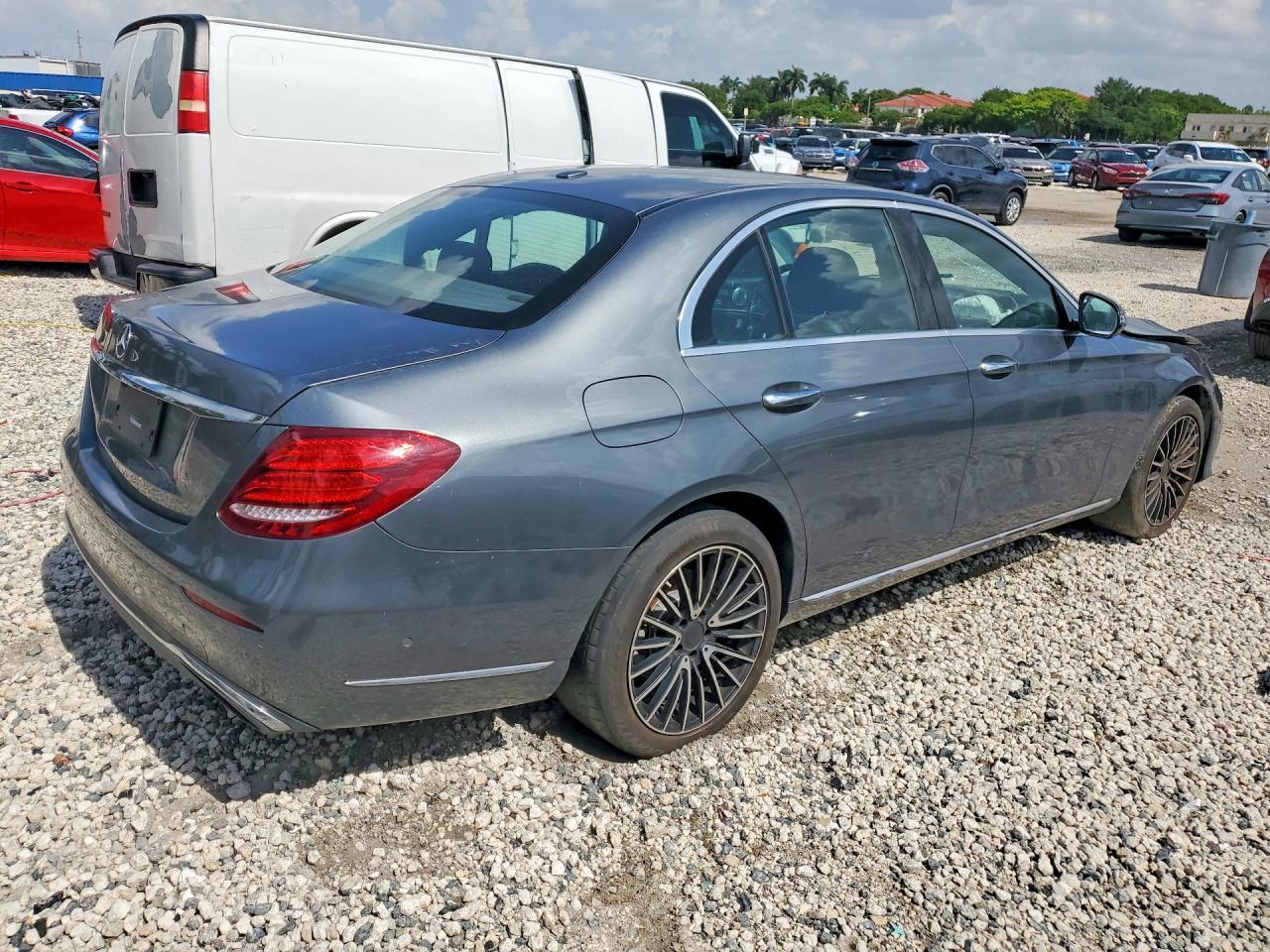 2017 Mercedes-Benz E 300 - Фото 3