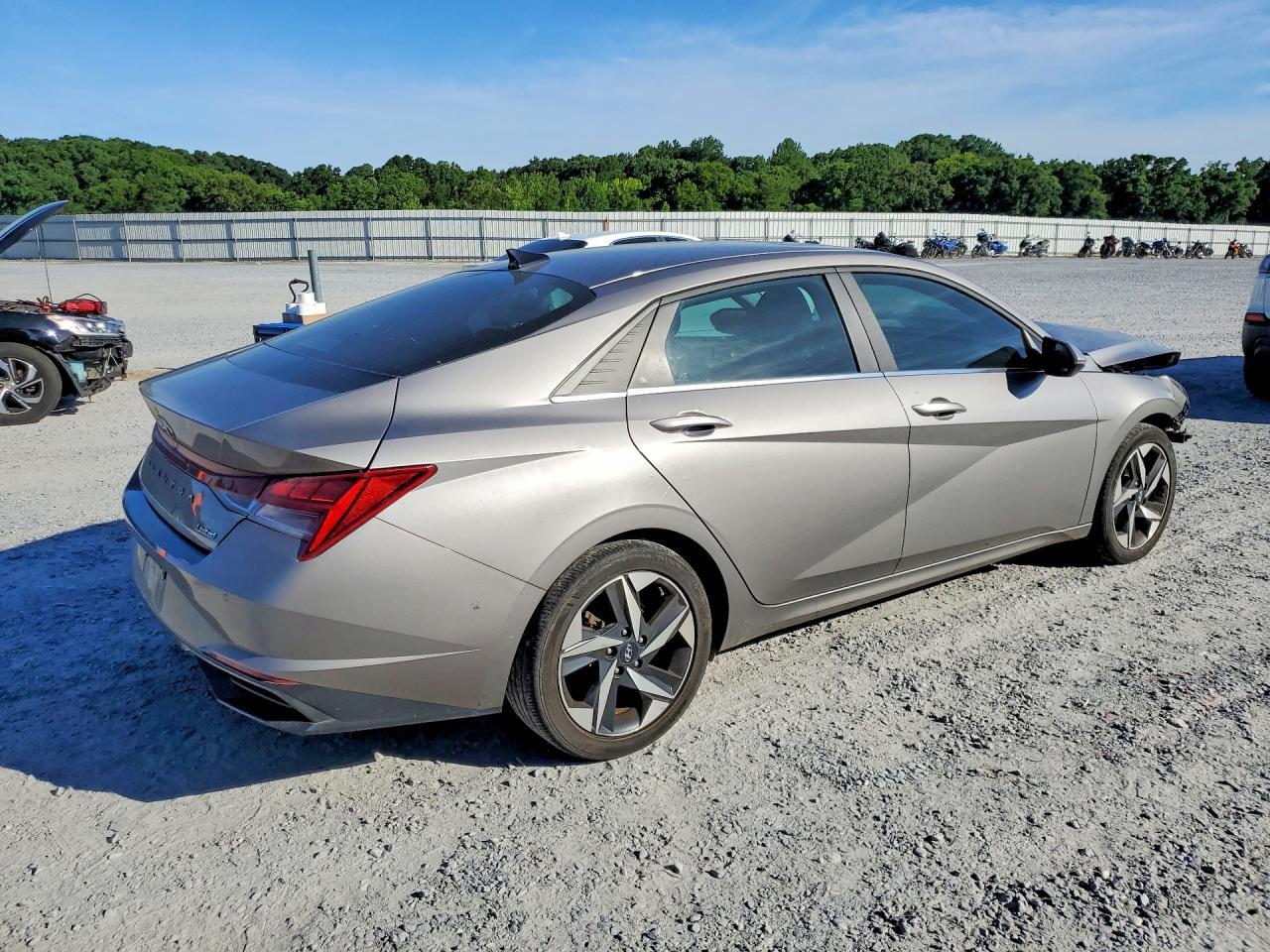 2023 Hyundai Elantra Limited - Фото 3
