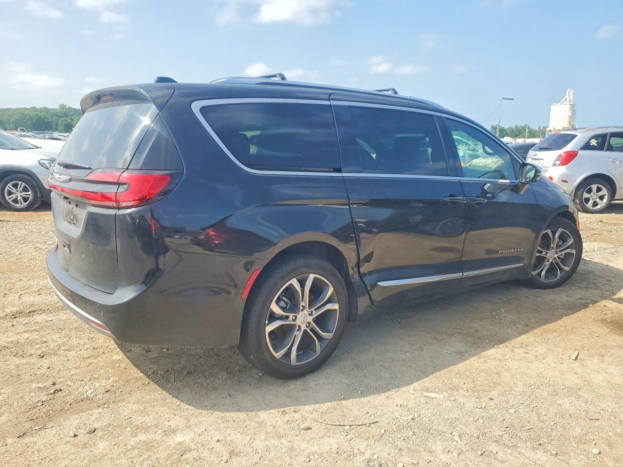 2026 Chrysler Pacifica Pinnacle - Image 3