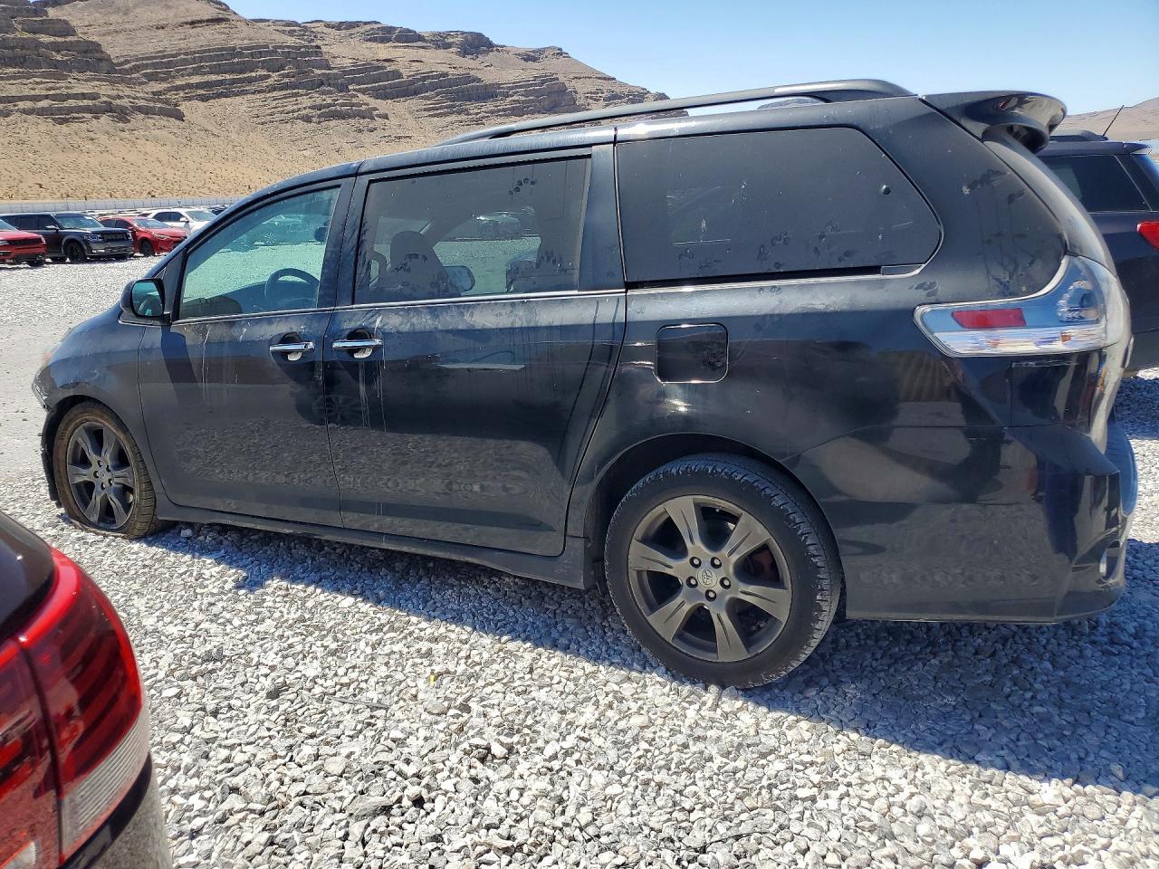 2017 Toyota Sienna Se - Фото 2