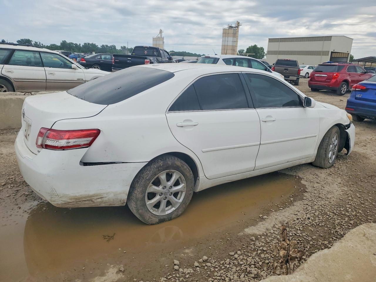 2011 Toyota Camry Le - Фото 3