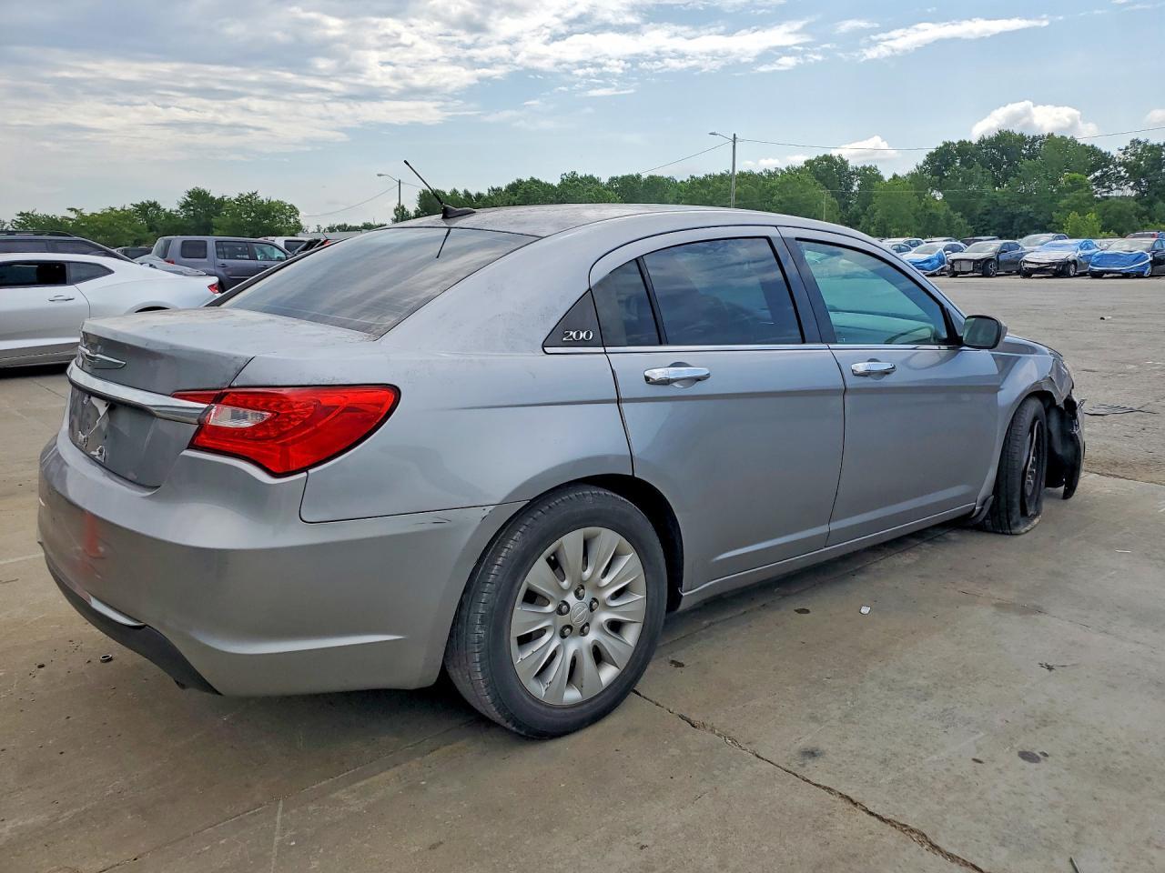 2013 Chrysler 200 Lx - Фото 3