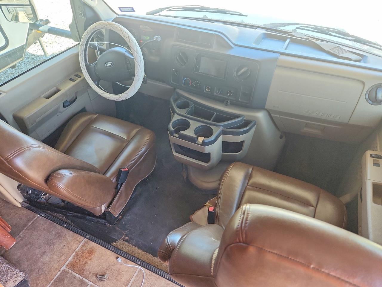 2011 Ford Econoline E450 Super Duty Cutaway Van - Фото 5