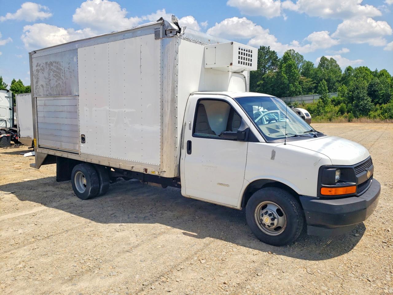 2017 Chevrolet Express Refrigerated Box Truck - Фото 4