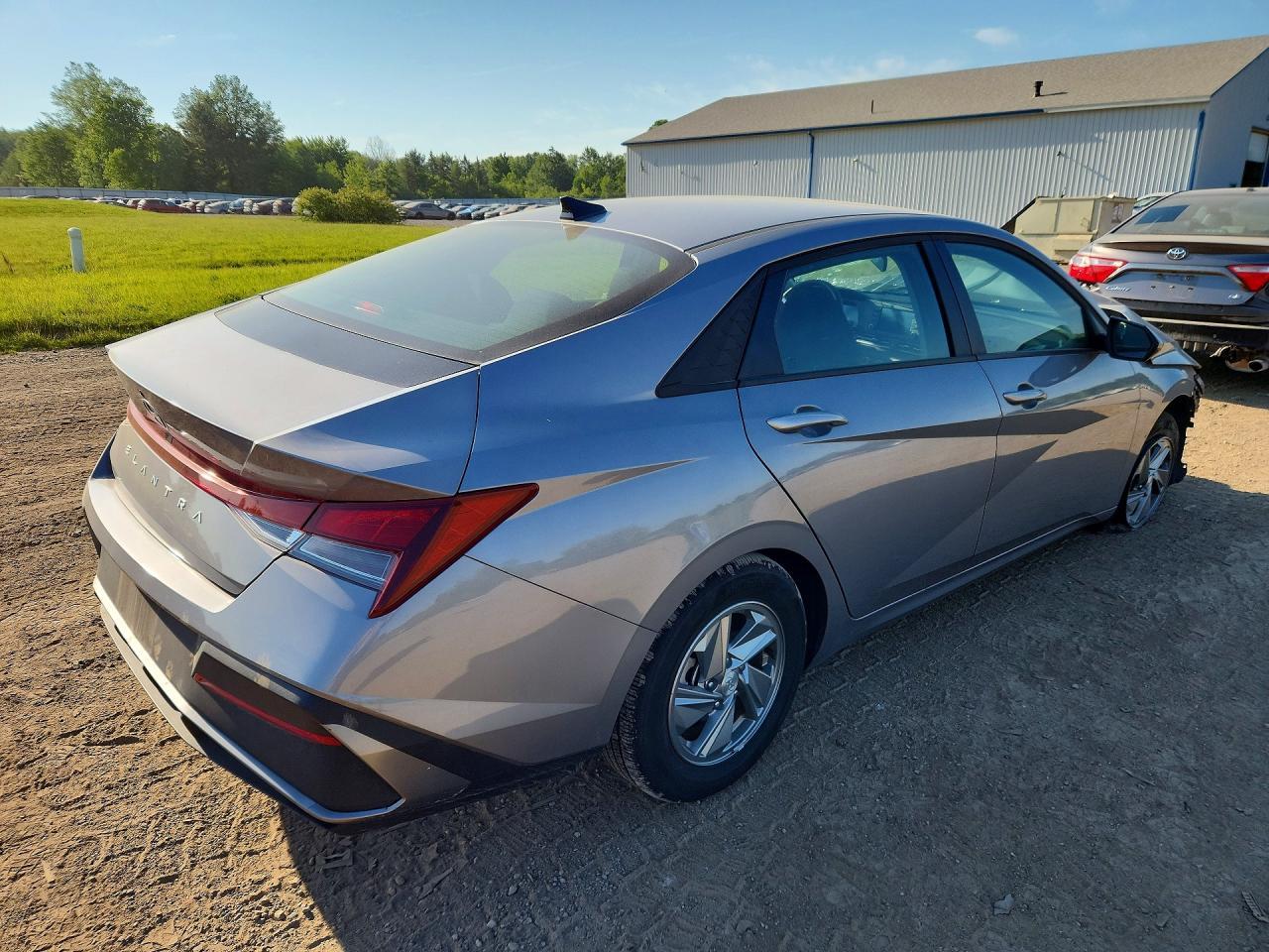 2025 Hyundai Elantra Se - Фото 3