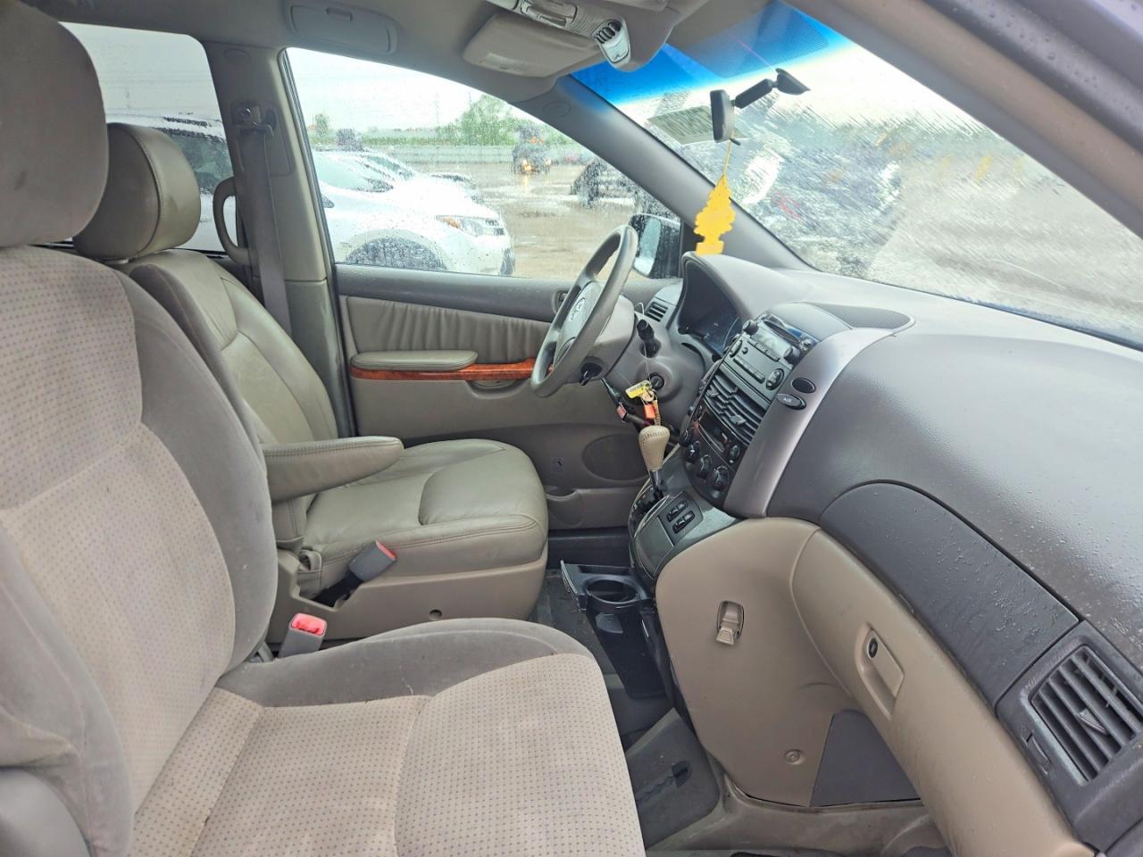 2010 Toyota Sienna Le 8-Passenger - Фото 5