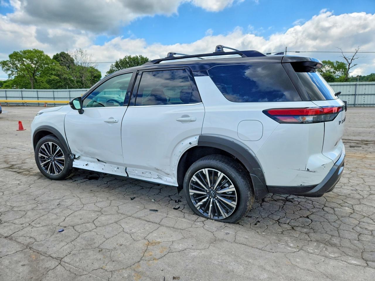 2026 Nissan Pathfinder Platinum - Image 2