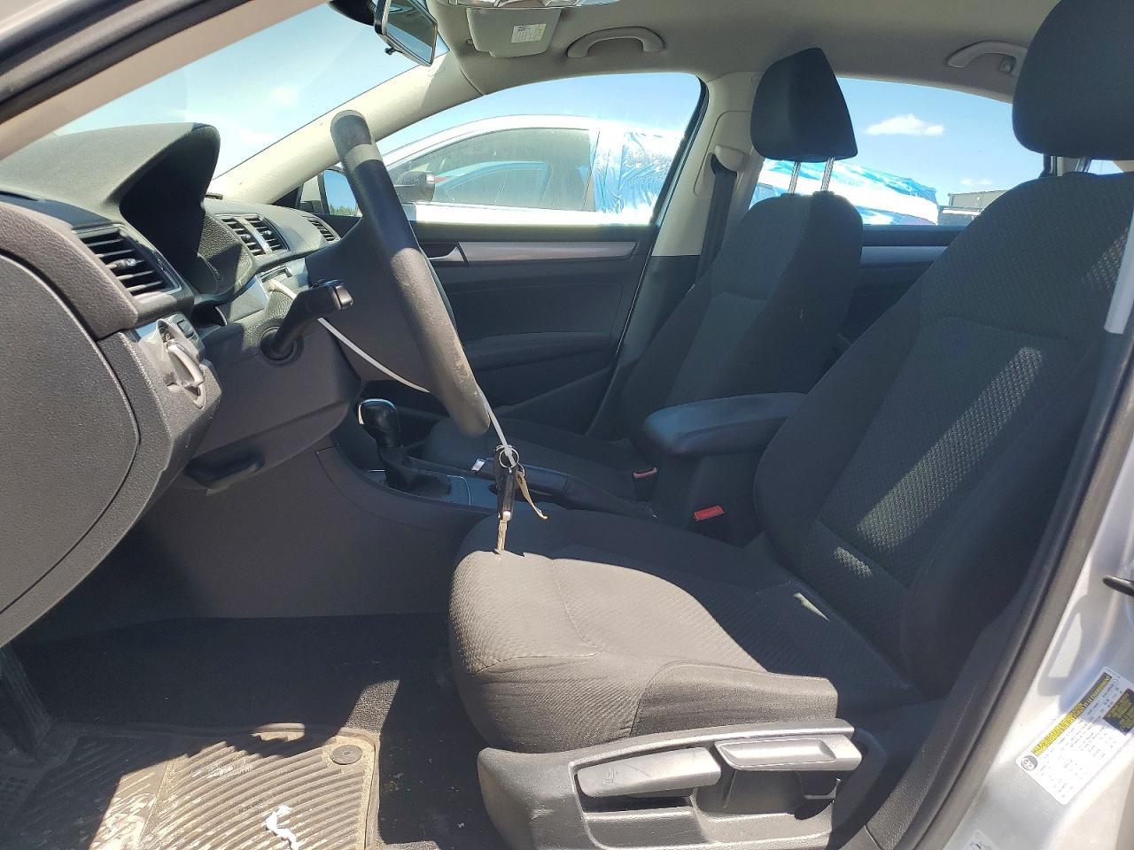 2014 Volkswagen Passat S - Image 7
