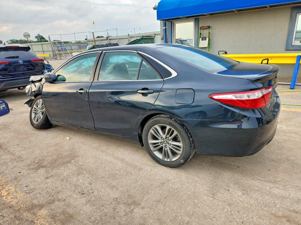 2016 Toyota Camry Se - Фото 2