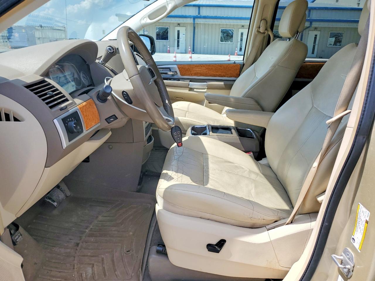 2010 Chrysler Town & Country Limited - Image 7