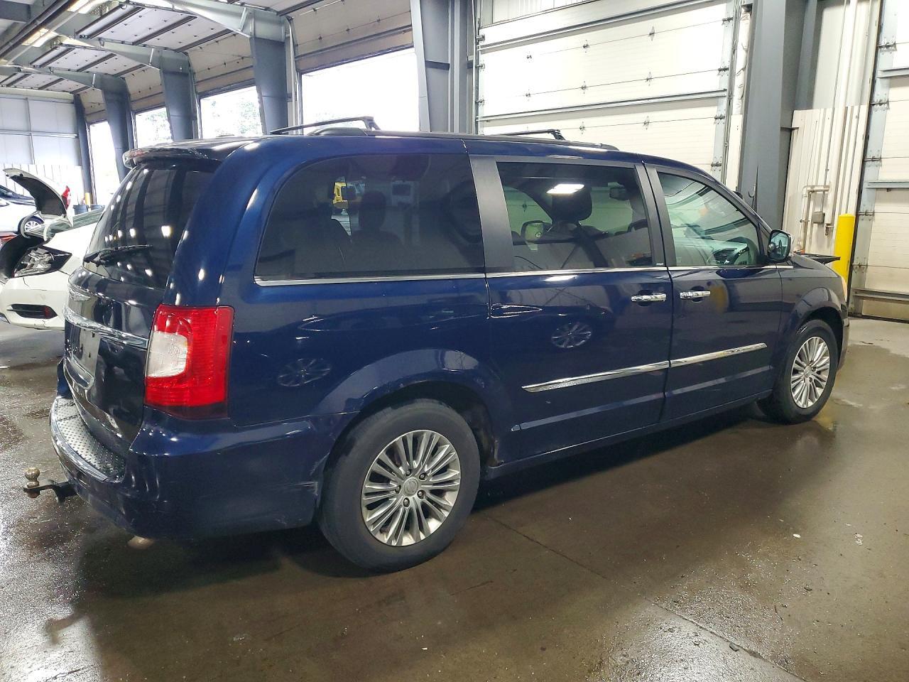 2013 Chrysler Town & Country Touring L - Image 3